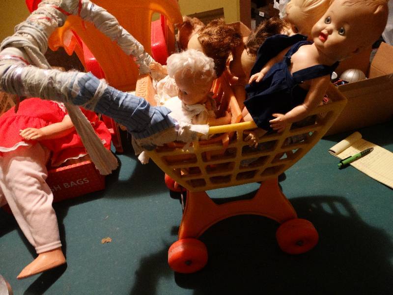 lot 51 image: Shopping basket w7 vintage dolls.