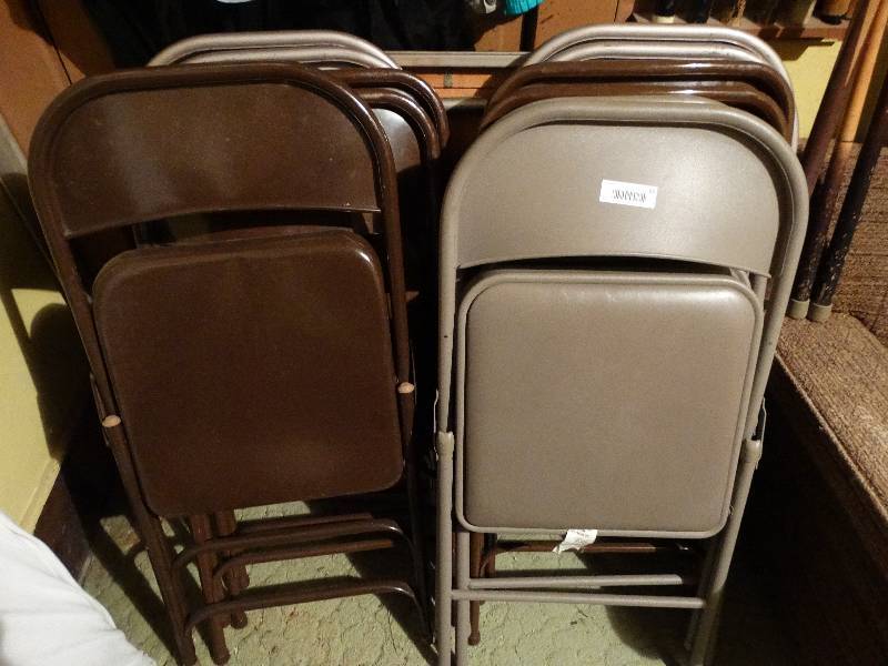 lot 65 image: 11 Metal folding chairs3 folding card tables.