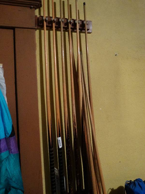 lot 66 image: 10 Pool cues.