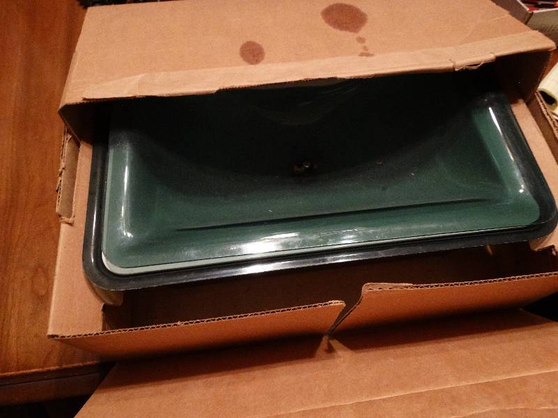 lot 72 image: Food server - new in box.
