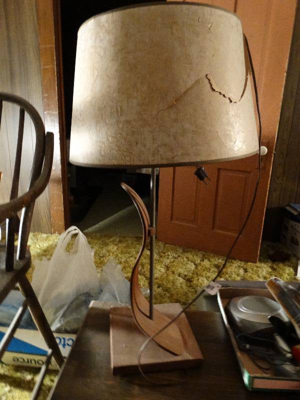 lot 76 image: Vintage decorative lamp.