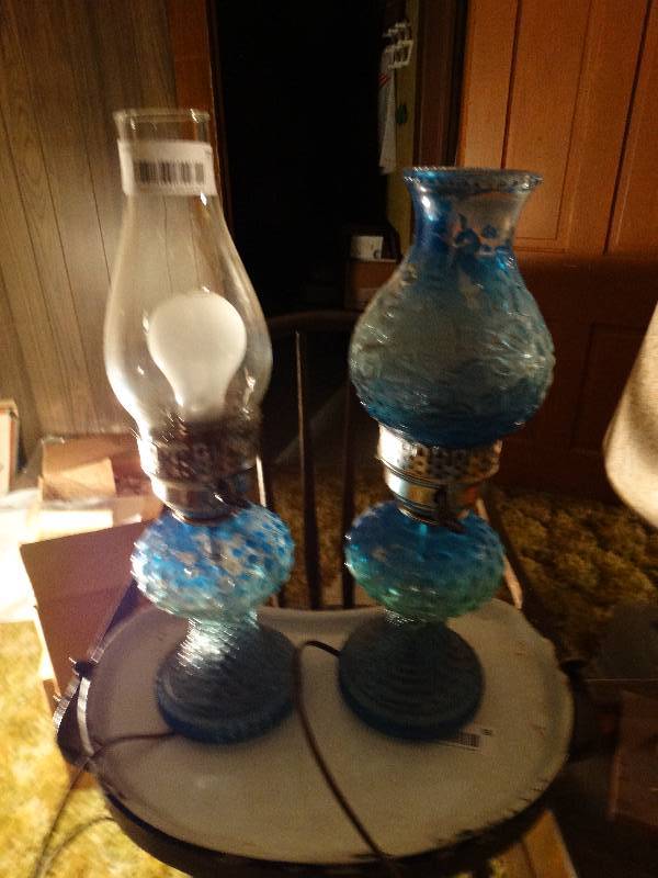 lot 77 image: 2 Table lamps.