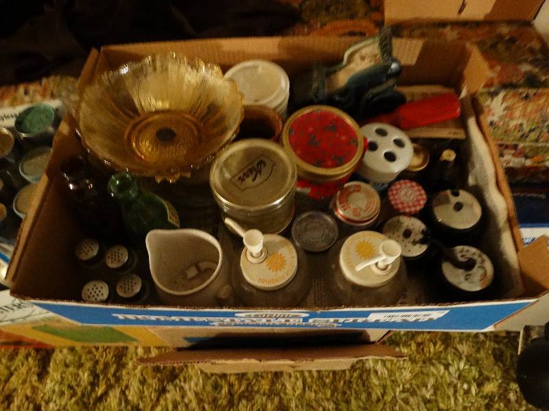lot 78 image: Various kitchenware.