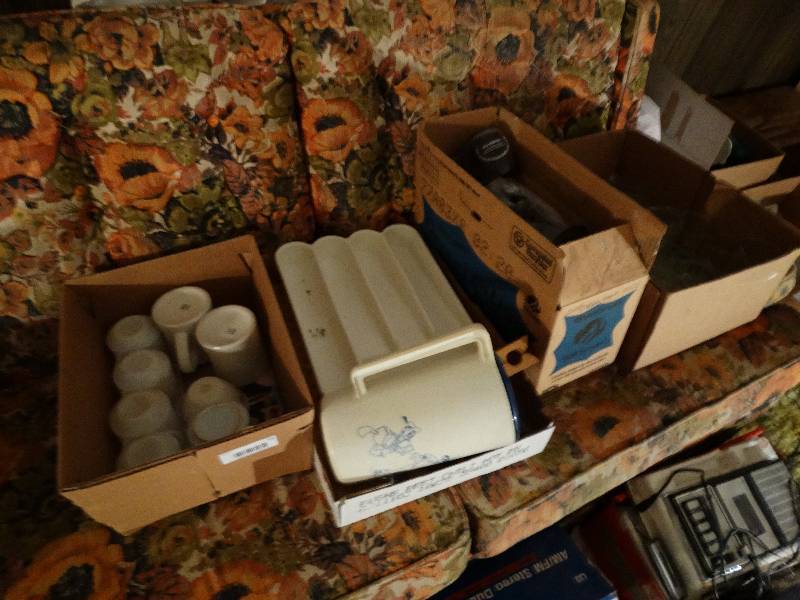 lot 79 image: Various kitchenware.