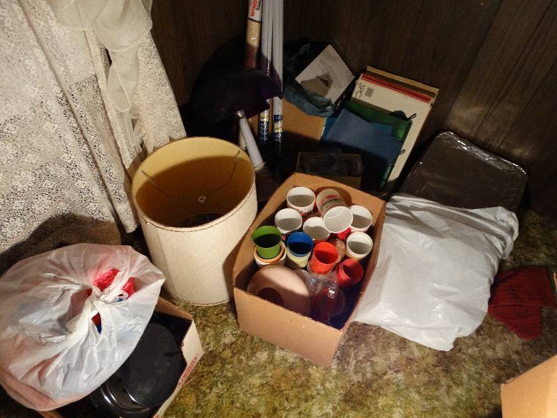 lot 84 image: Large lot of kitchenwaredecor.