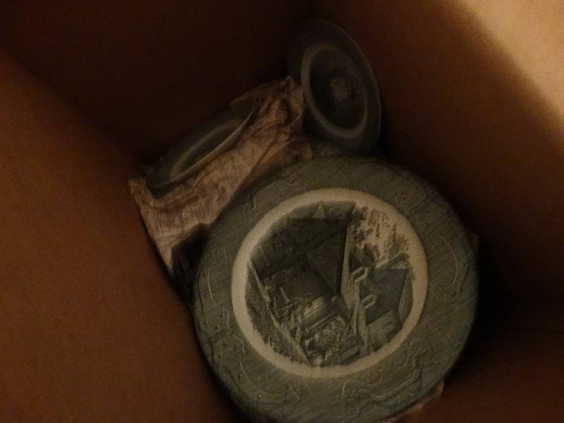 lot 92 image: Lot of collectible plates.