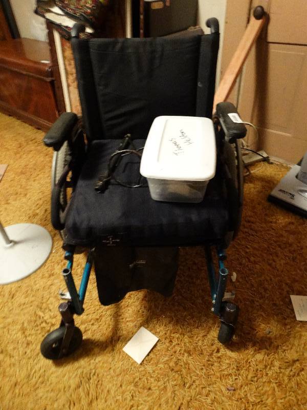 lot 98 image: Quickie wheel chair wair up seat cushion.