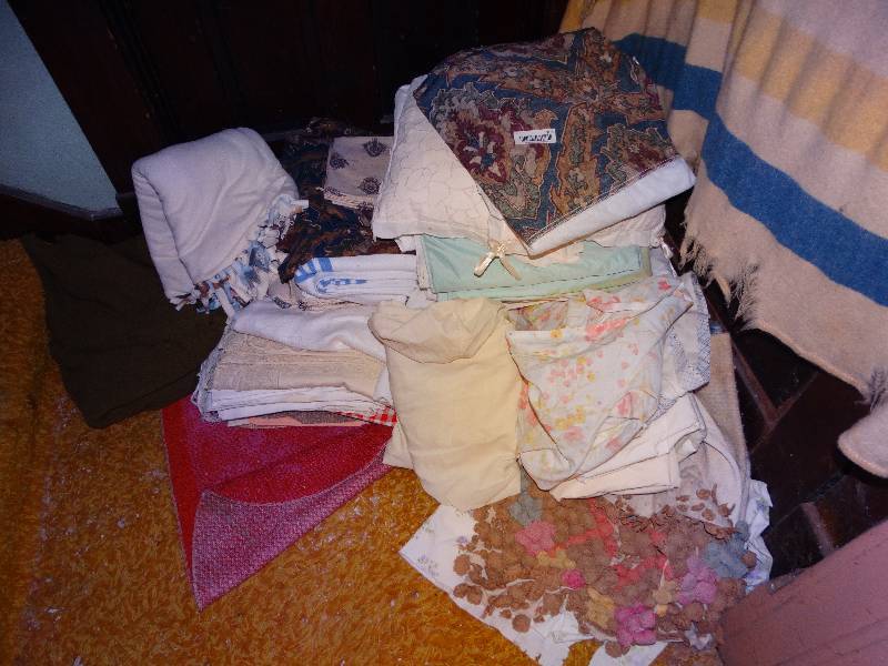 lot 106 image: Lg lot of various sheets bedding