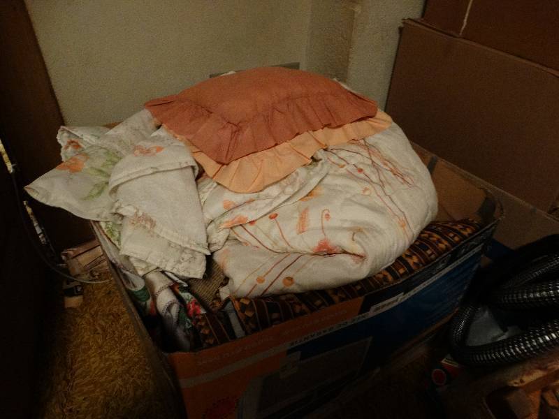 lot 112 image: Lot of bedding comforters