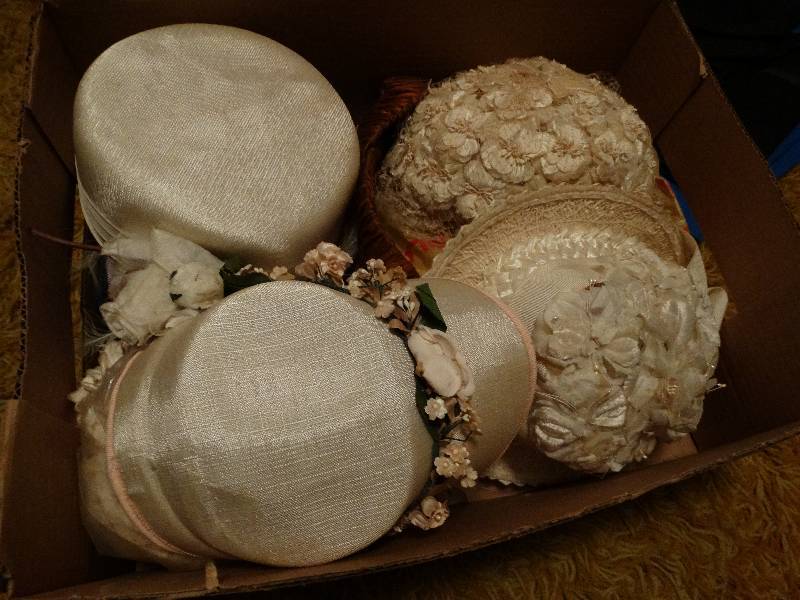 lot 114 image: Various vintage hats