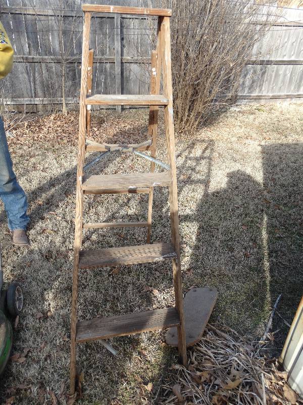 lot 118 image: 4 step wooden ladder