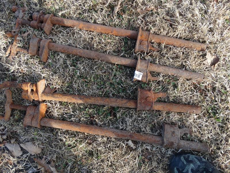 lot 128 image: 4 pipe clamps