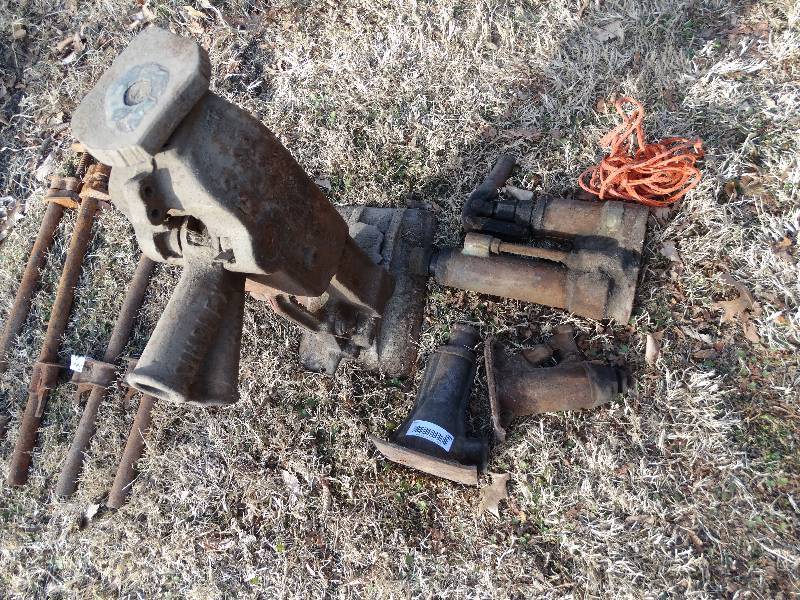 lot 129 image: 4 vintage jacks- 3 ton jack & 3 smaller jacks