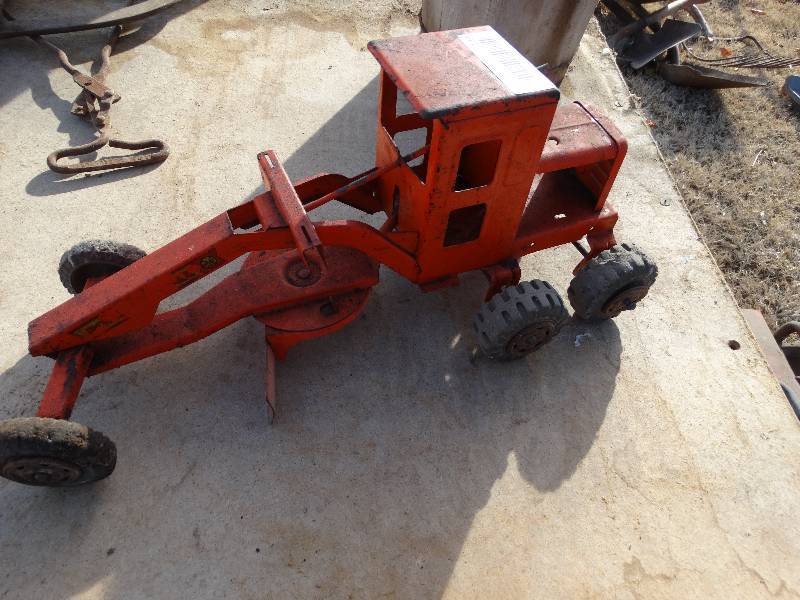 lot 133 image: Old metal road grader toy
