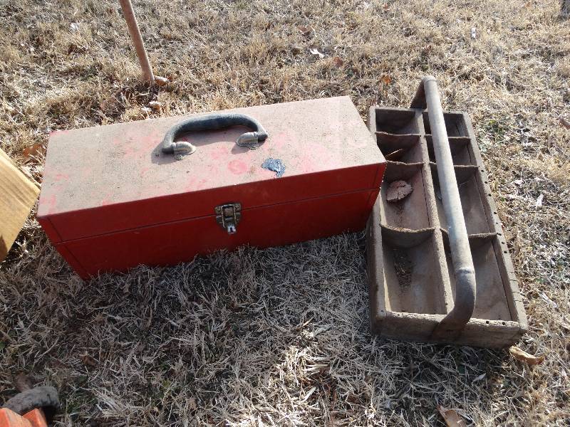 lot 136 image: Metal tool box w tools