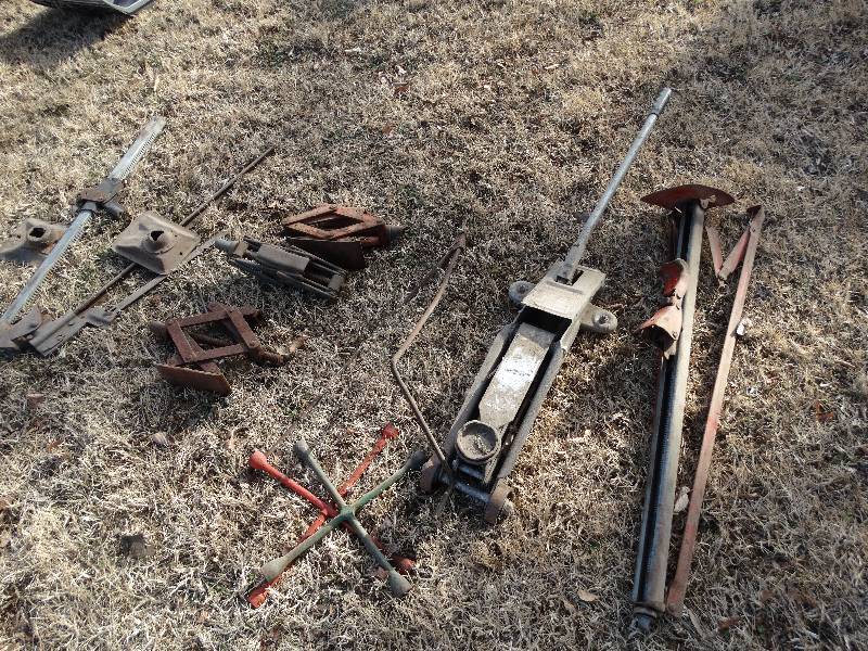 lot 138 image: Lot of several jacks- 2 ton hydraulic jack 2 bumper jacks other jacks