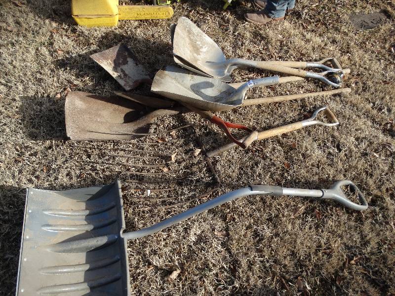 lot 142 image: Lot of various long handle tools