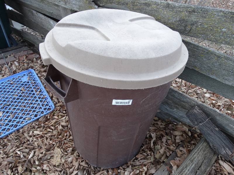 lot 152 image: 2 trash cans