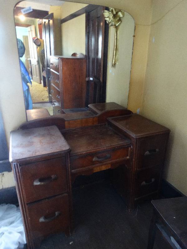 lot 165 image: Vintage make up vanity w mirror