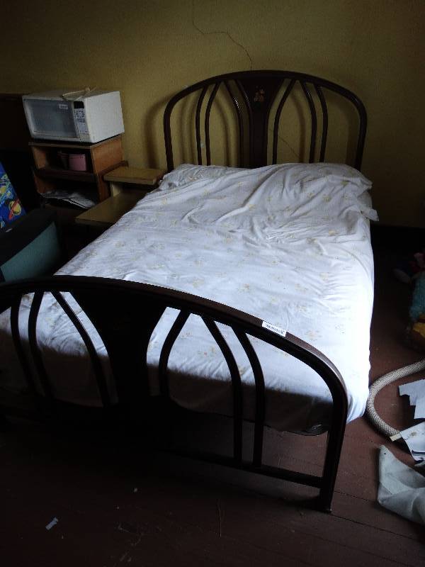 lot 166 image: Antique metal bed w mattress & springs