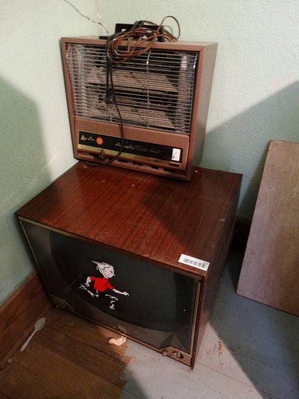 lot 177 image: Vintage TV & heater