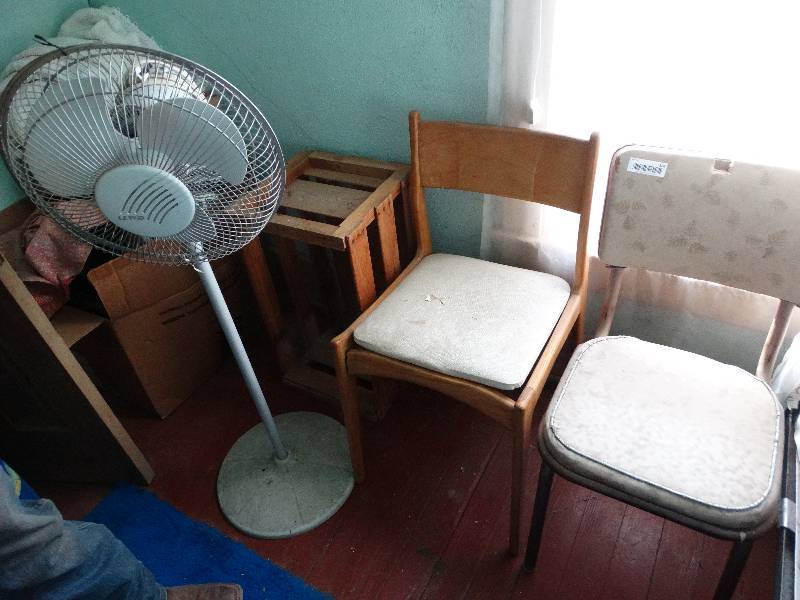 lot 184 image: 2 chairs, crate, pedestal fan