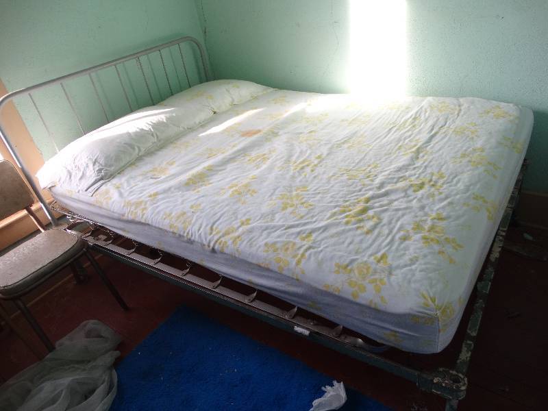 lot 185 image: Antique metal bed w mattress roll away bed w mattress
