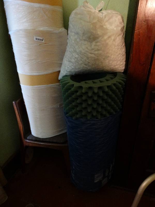 lot 188 image: Lot of foam packing peanuts