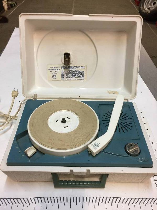 lot 5508 image: General Electric Solid State Phonograph.