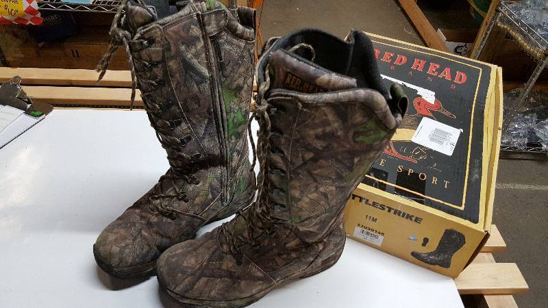 lot 5487 image: This pair of shoes or boots are part of a pallet buy of returned items from Bass Pro.