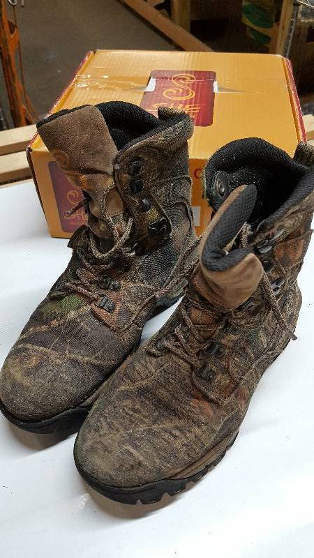 lot 5494 image: This pair of shoes or boots are part of a pallet buy of returned items from Bass Pro.