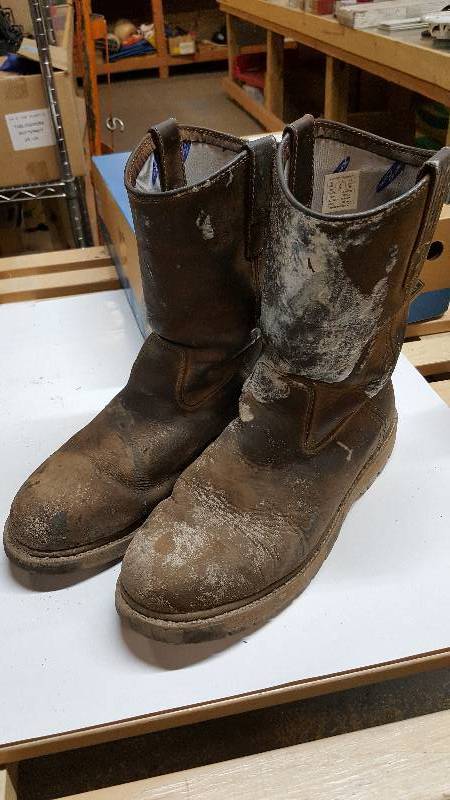 lot 5498 image: This pair of shoes or boots are part of a pallet buy of returned items from Bass Pro.