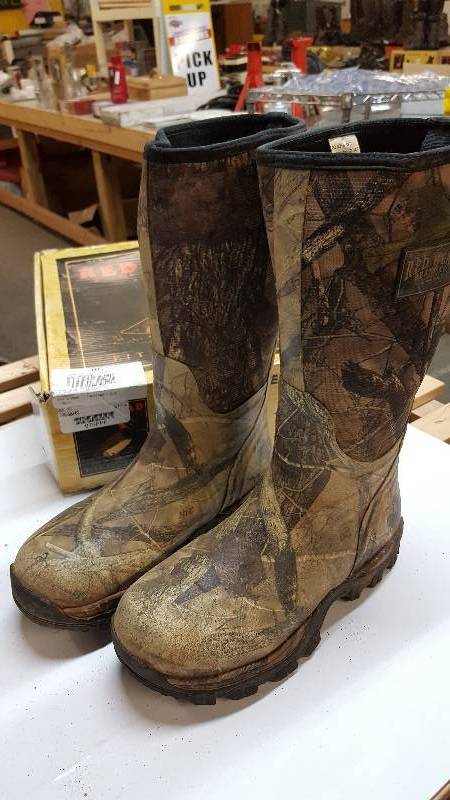 lot 5499 image: This pair of shoes or boots are part of a pallet buy of returned items from Bass Pro.