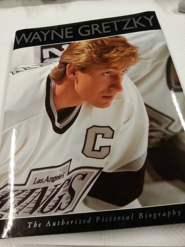 lot 9076 image: New Wayne Gretzky authorized pictorial biography 200 color photos and 177 pages long