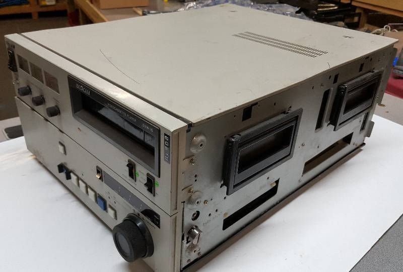 lot 5535 image: Sony BVW-10 Betacam Videocassette Player Studio Recorder Editor many recording or editing interfaces.  WYSIWYG