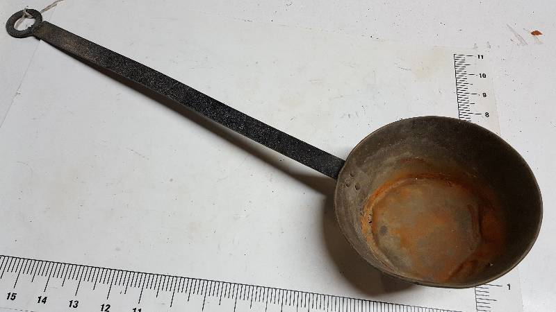 lot 5867 image: Long handled scooping pail.