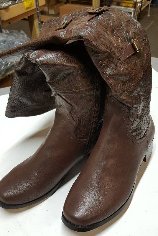 lot 5346 image: Discontinued womens shoe model from a famous retailer.  This pair is new