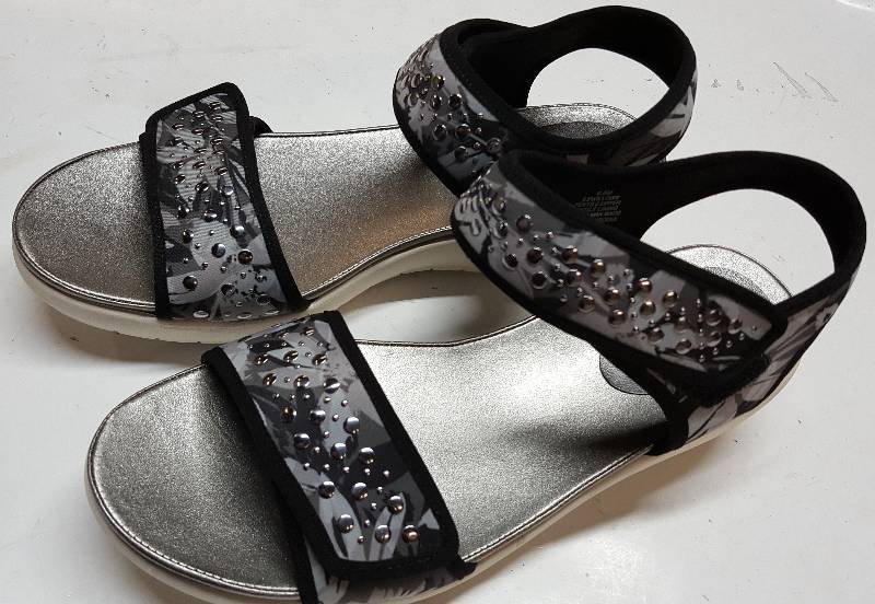 lot 5347 image: Discontinued womens shoe model from a famous retailer.  This pair is new