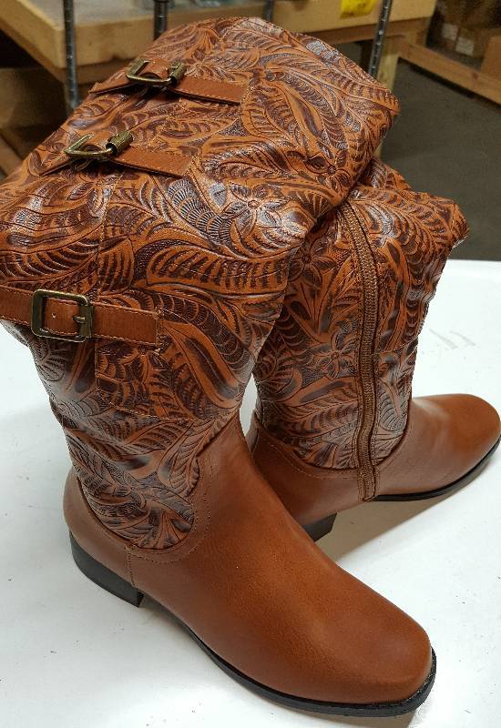 lot 5315 image: Discontinued womens shoe model from a famous retailer.  This pair is new