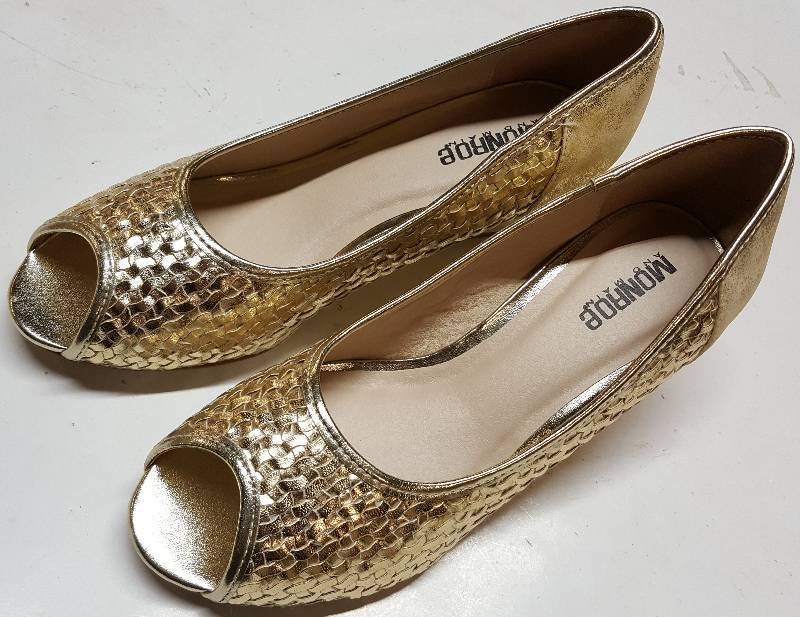 lot 5314 image: Discontinued womens shoe model from a famous retailer.  This pair is new