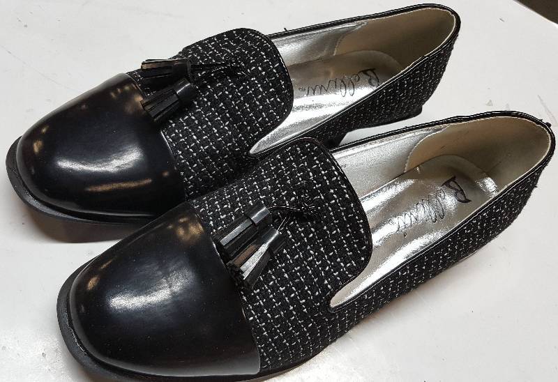 lot 5313 image: Discontinued womens shoe model from a famous retailer.  This pair is new