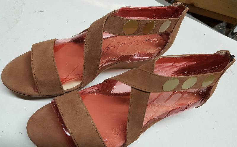 lot 5312 image: Discontinued womens shoe model from a famous retailer.  This pair is new