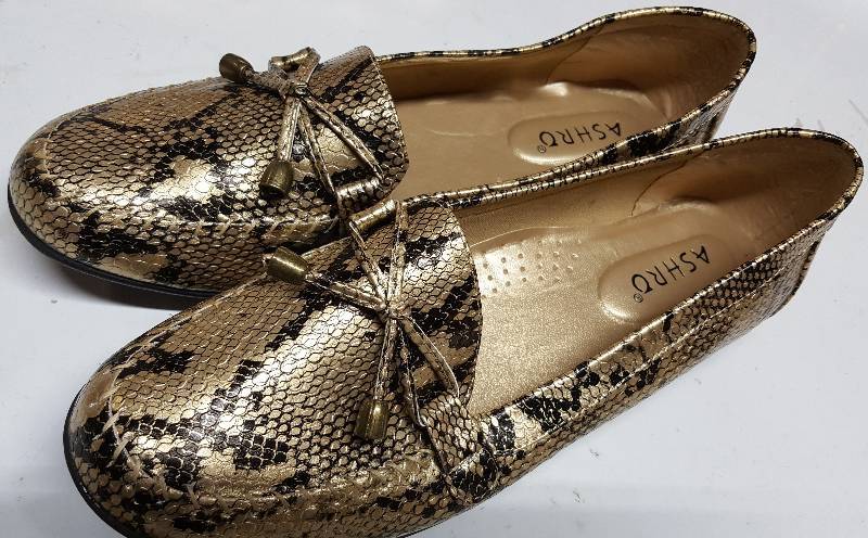 lot 5311 image: Discontinued womens shoe model from a famous retailer.  This pair is new