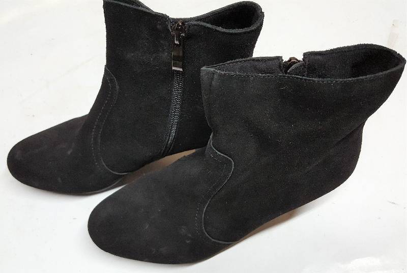 lot 5309 image: Discontinued shoe model from a famous retailer.  This pair has been slightly worn