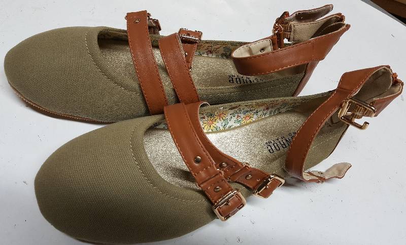 lot 5307 image: Discontinued shoe model from a famous retailer.  This pair is new