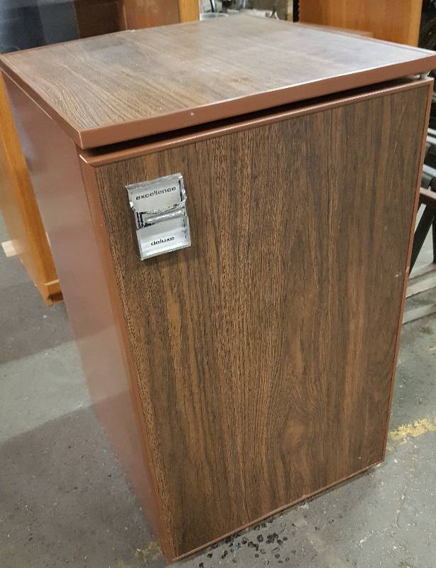 lot 5283 image: Ice cold Mini Fridge with more options than most.  Clean and cold perfect for the Man Cave or garage