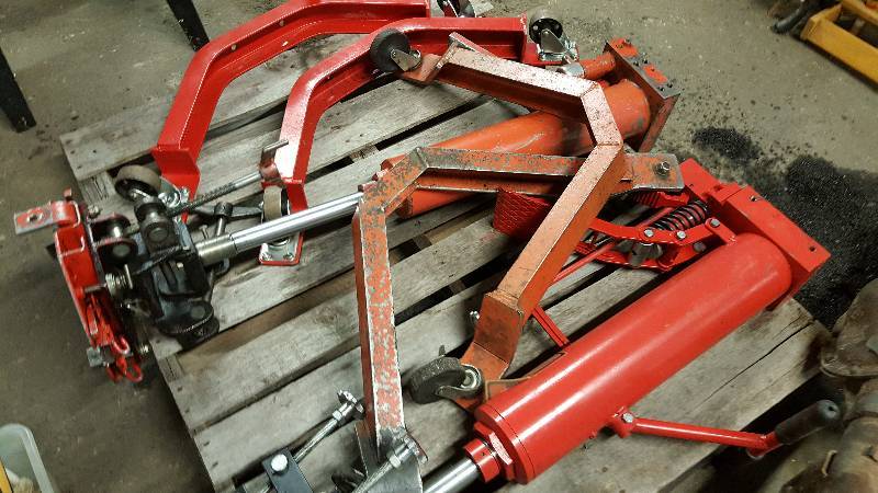 lot 5231 image: This lot and the previous one are all on the same pallet.  Its a heavy professional transmission re builders removal jack.