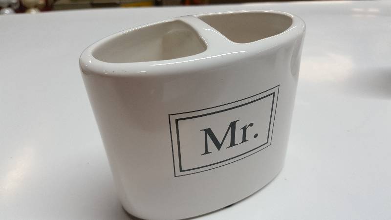 lot 5253 image: New by Mainstays Designs is this cool toothbrush holder for the Mr.  Ive got mine and using it for pens and pencils on the desktop