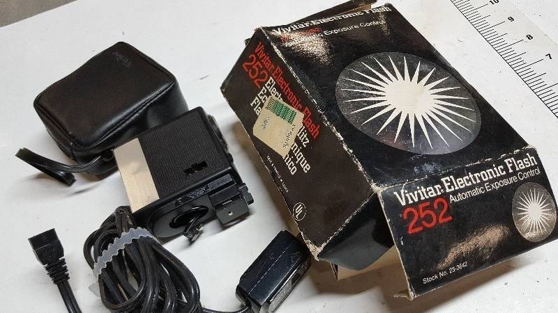 lot 5886 image: Vivitar Electronic Flash, model 252 with automatic exposure control. Comes with flash, original box, manual, little black travel bag, wall plug.