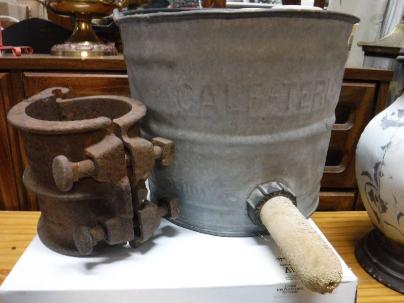 lot 3221 image: Calf Feed Bucket